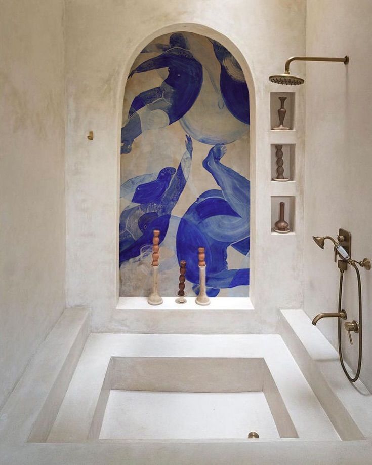 Blue mural in tadelakt bathroom