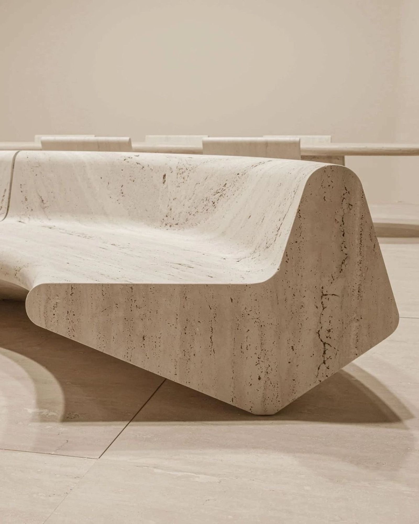 Sofá travertino escultórico