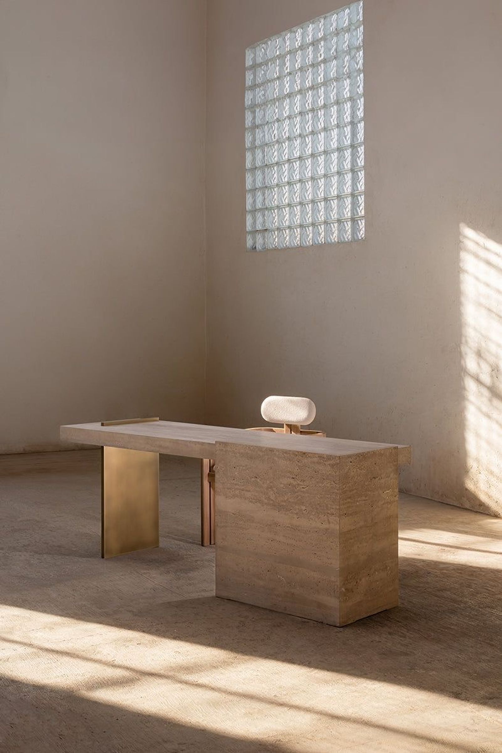 Escritorio travertino y latón